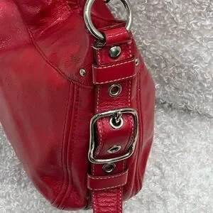 RARE COACH Zoe 赤のエナメルレザーショルダーバッグ 12735 Coach | Bags | Coach Zoe Red Patent Leather Purse 2735